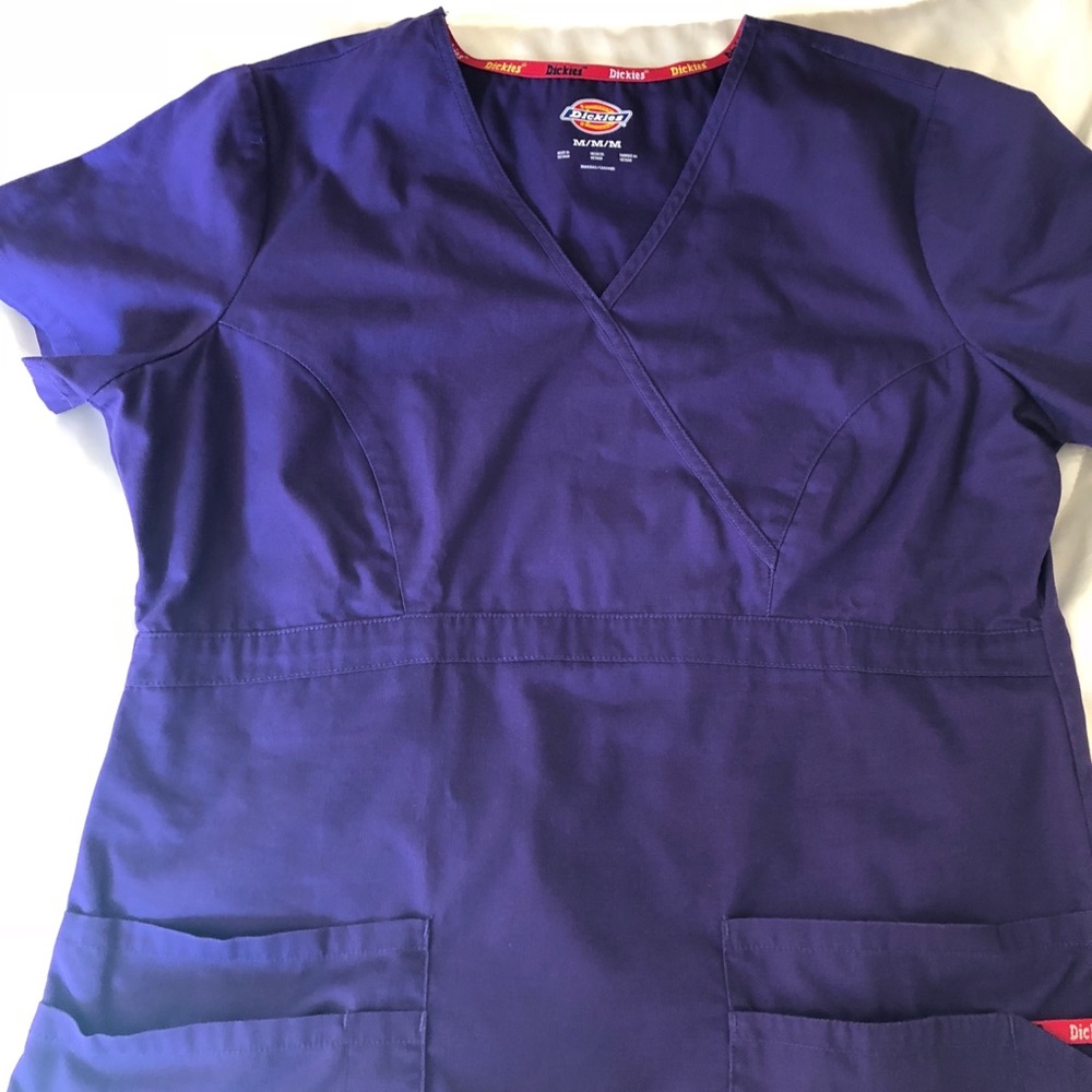 Dickies medium scrub top in grape